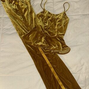 Band New CHRISTMAS Elegant Gold Velvet 2 Piece Set Size Small